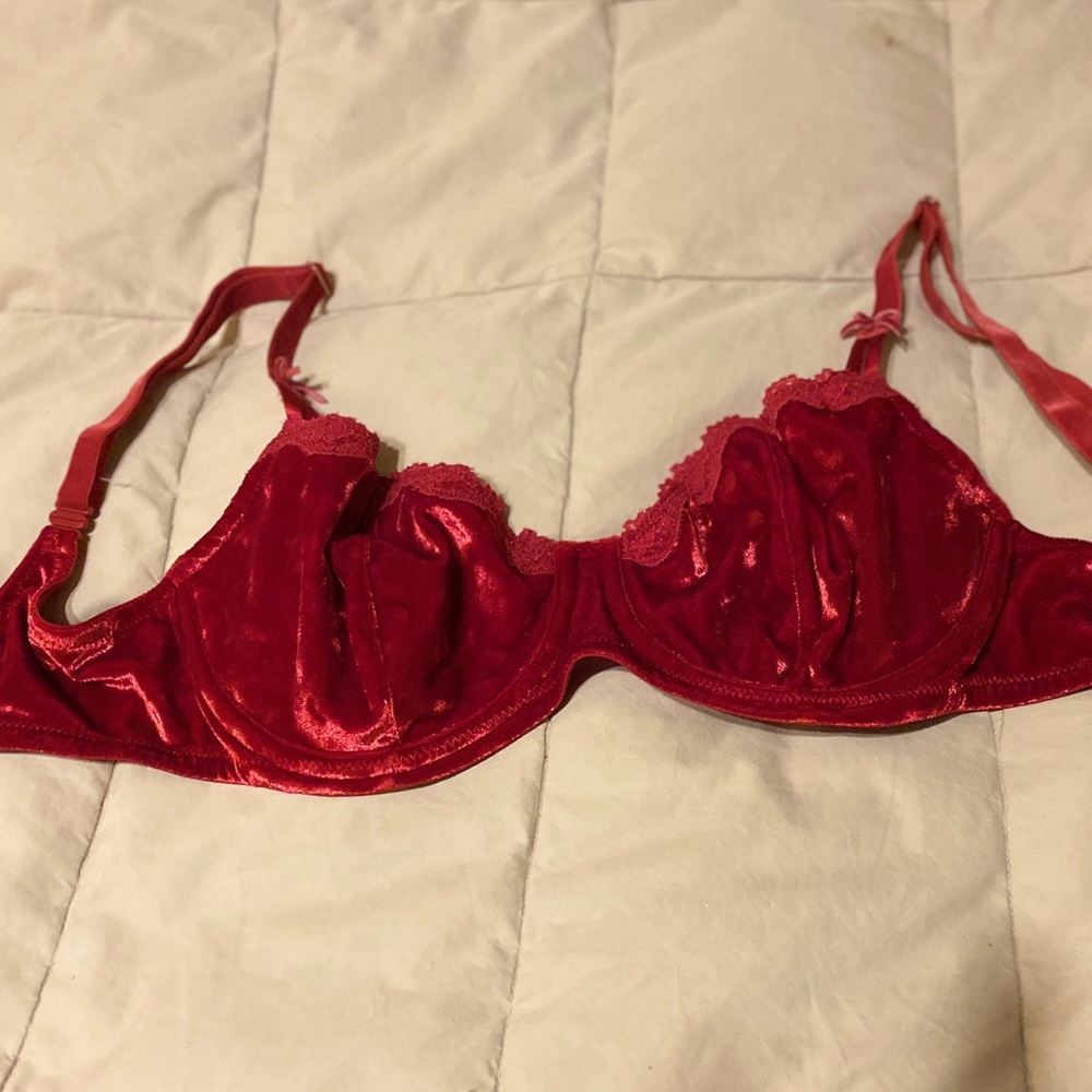 Red Velvet Victoria’s Secret 32DD bra